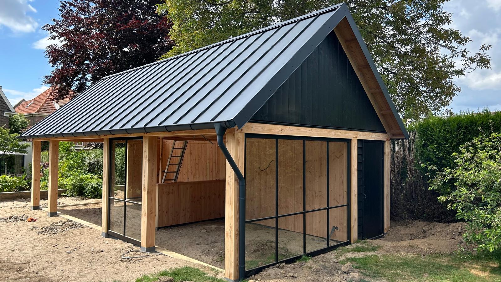 Buitenverblijf in de tuin met luxe felsdak